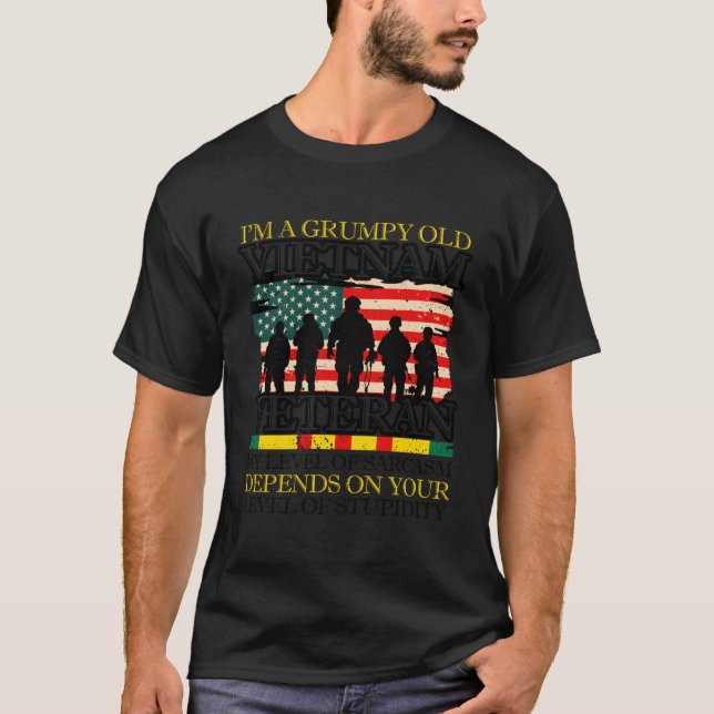 T-shirt Never Underestimate An Old Man Who Is (Devant)