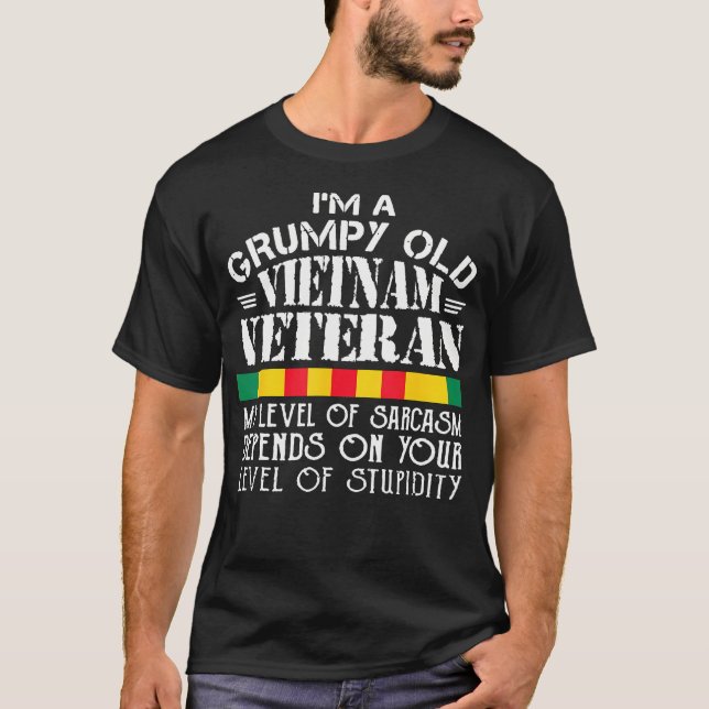 T-shirt Never Underestimate An Old Man Who Is (Devant)