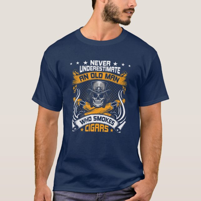 T-shirt Never Underestimate An Old Man Who Smokes Cigars (Devant)