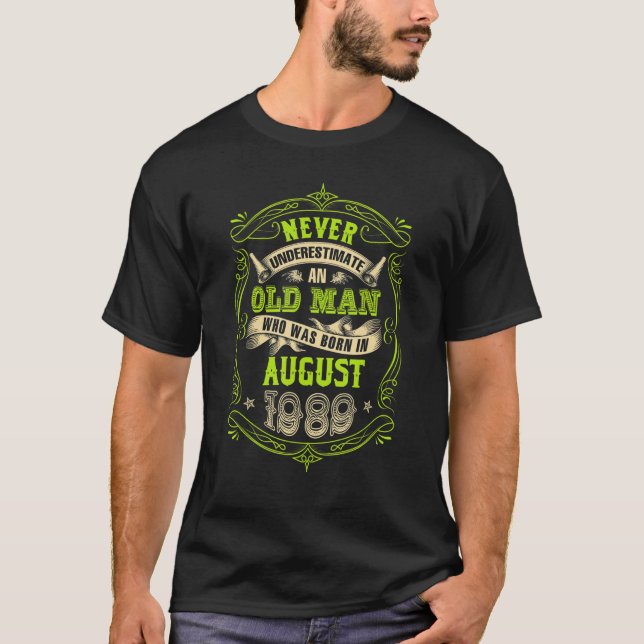 T-shirt Never Underestimate An Old Man Who Was Born in Aug (Devant)