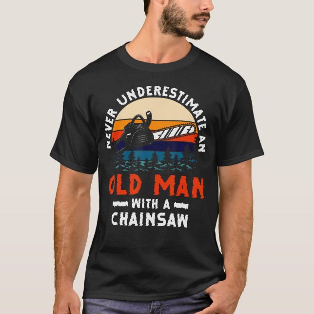 T-shirt Never Underestimate An Old Man With A Chainsaw Woo (Devant)
