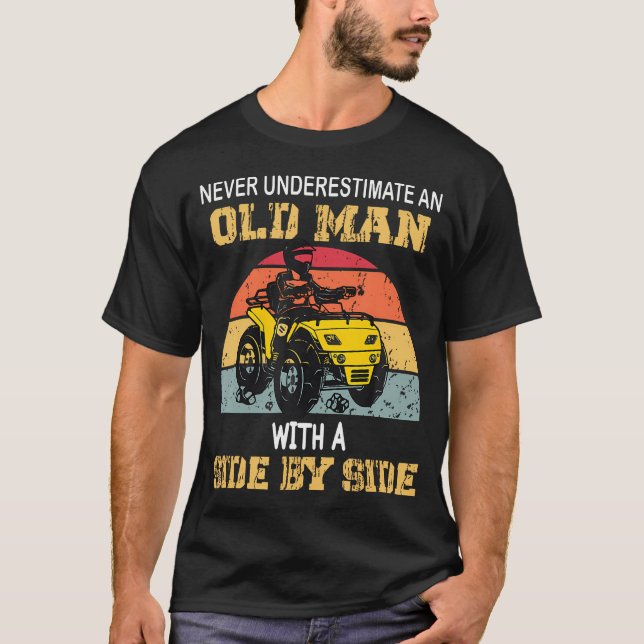 T-shirt Never Underestimate An Old Man With A Side By Side (Devant)