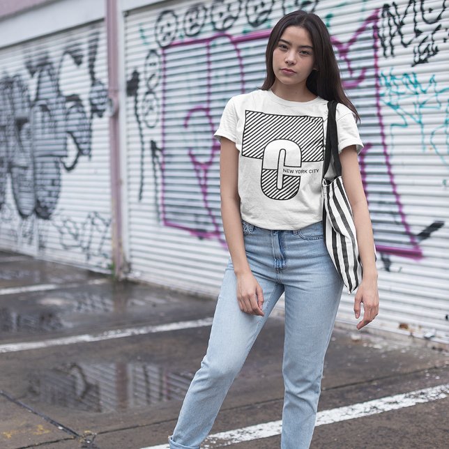 T-shirt New York (Women casually posing in the middle of the street)