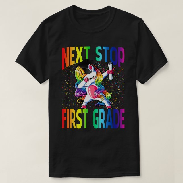 T-shirt Next Stop First Grade Graduation Unicorn (Design devant)