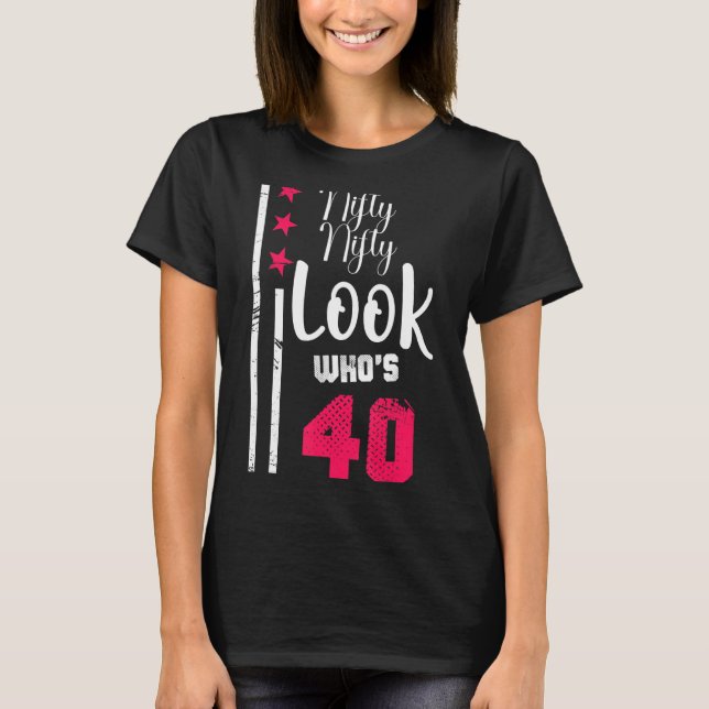 T-shirt Nifty Nifty Look Qui a 40 ans Anniversaire Squad (Devant)