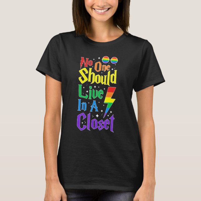 T-shirt No One Should Live In A Closet Lgbt Q Gay Pride Pr (Devant)