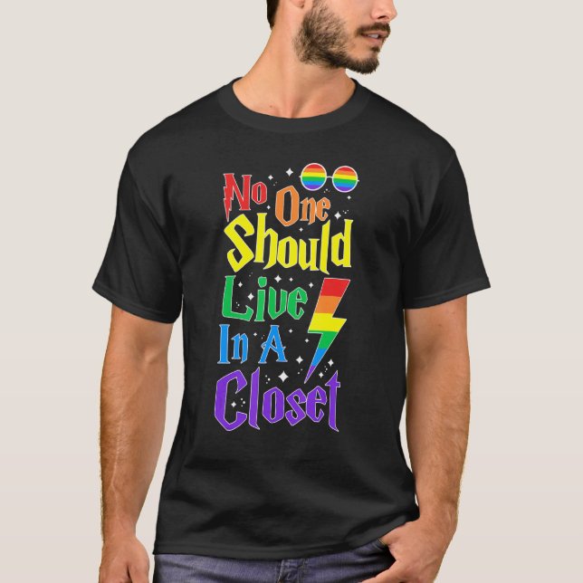 T-shirt No One Should Live In A Closet Lgbt Q Gay Pride Pr (Devant)
