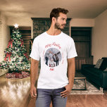 T-shirt Noël blanc rouge nom de la famille<br><div class="desc">Chemise blanche. Personnalisez et ajoutez votre propre photo de famille. Cadre circulaire. Ajoutez votre nom de famille et votre année. Texte rouge.</div>