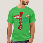 T-shirt Noël drôle<br><div class="desc">La chemise de Noël parfaite : avec un tag personnalisé,  une cravate de Noël rouge kitsch et un sucre de canne dans la poche !</div>