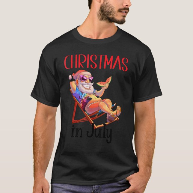 T-shirt Noël En Juillet Père Noël Sur Plage Chaise Avec (Devant)