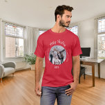 T-shirt Noël rouge blanc nom de la famille<br><div class="desc">Chemise rouge. Personnalisez et ajoutez votre propre photo de famille. Cadre circulaire. Ajoutez votre nom de famille et votre année.</div>