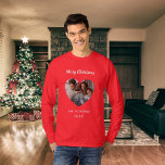 T-shirt Noël rouge photo de famille nom du coeur papa<br><div class="desc">Chemise rouge. Personnalisez et ajoutez votre propre photo de famille. Cadre en forme de coeur. Ajoutez votre nom de famille et votre année. Texte blanc.</div>