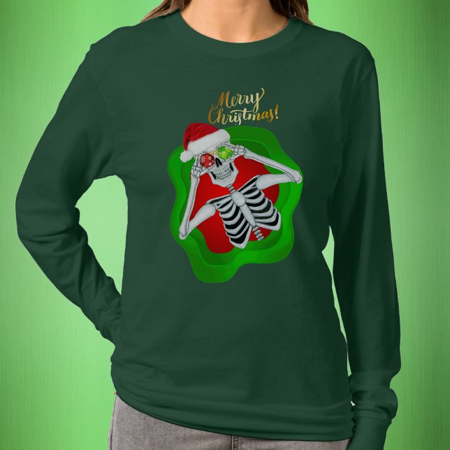 T-shirt Noël Silencieux Squelette de Père Noël Chapeau (Fun Skeleton in Santa Hat in splatter shape with Gold Merry Christmas text on green womans shirt.)