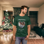 T-shirt Noël vert photo de famille nom du coeur<br><div class="desc">Chemise verte. Personnalisez et ajoutez votre propre photo de famille. Cadre en forme de coeur. Ajoutez votre nom de famille et votre année. Texte blanc.</div>