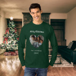 T-shirt Noël vert photo de famille nom du coeur papa<br><div class="desc">Chemise verte. Personnalisez et ajoutez votre propre photo de famille. Cadre en forme de coeur. Ajoutez votre nom de famille et votre année. Texte blanc.</div>