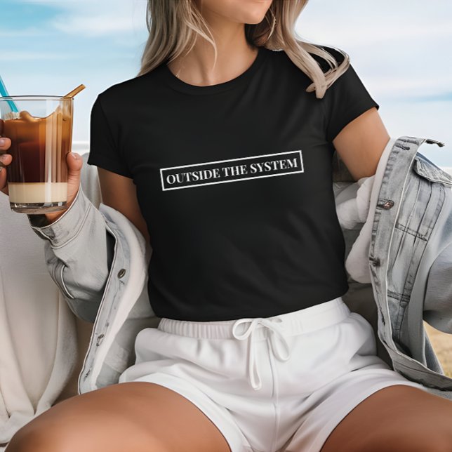 T-shirt Noir Élégant À L'Extérieur Du Slogan Système (Stylish Black Outside The System Slogan T-Shirt)