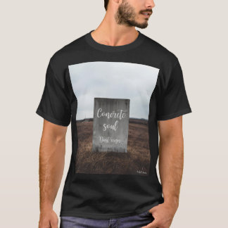 T-shirt noir streetwear en béton souterrain