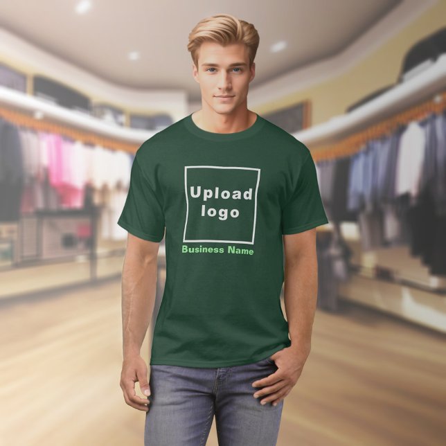 T-shirt Nom commercial et logo sur Deep Forest Green (Deep forest green t-shirt with your business name and logo on model)
