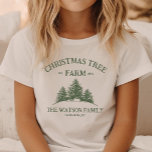 T-shirt Nom de famille personnalisé Christmas Tree Farm Re<br><div class="desc">Emmenez les enfants en vacances avec ce mignon t-shirt ! Doté de votre nom de famille et d'un design rétro de la ferme de Noël dans le vert sauge,  il est parfait pour les festivités familiales et le style saisonnier.</div>