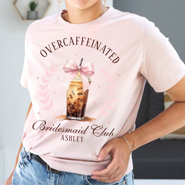 T-shirt Nom de la confrérie des demoiselles d'honneur surv (Funny cute Overcaffeinated Bridesmaid Club pink wedding tshirt, custom name coquette iced coffee bow)