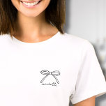 T-shirt Nom de la patte dessinée minimaliste<br><div class="desc">Simple Nom Monogram Minimalist Shirt. Restez stylé et tendance avec cette chemise mignonne et élégante, avec un arc délicat dessiné à la main et un nom personnalisé en calligraphie manuscrite douce sur la poitrine supérieure gauche où se trouvait traditionnellement une poche. Le design est minimaliste et chic, avec l'arc noir...</div>