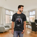 T-shirt Nom de la photo légende du mythe de l'homme<br><div class="desc">Célébrez sa journée spéciale avec style avec ce t-shirt personnalisé ! Doté d'un arrière - plan noir classique et d'un texte en gras : "L'homme, le mythe, la légende." Customisez le design en ajoutant son nom, et une photo préférée pour le rendre vraiment unique. Ce t-shirt est le cadeau idéal...</div>