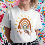T-shirt Nom de l'enseignant personnalisé Grade Boho Rainbo<br><div class="desc">Le T-shirt Boho Earth Tone Rainbow Sun est un vêtement unique et élégant qui combine des éléments bohème et terreux avec un soleil arc-en-ciel éclatant. En plus du graphisme frappant, le T-shirt peut aussi être customisé avec votre nom d'enseignant, ainsi que la note ou toute autre citation, qu'il s'agisse de...</div>