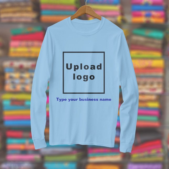 T-shirt Nom de l'entreprise et logo sur le manteau long bl (Light blue long sleeve t-shirt with your business name and logo displayed in a store)