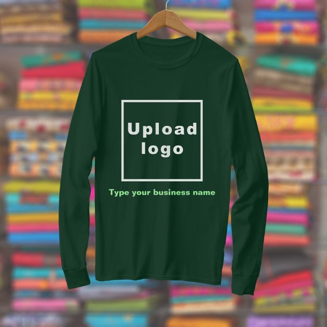 T-shirt Nom de l'entreprise et logo sur le manteau long ve (Deep forest green long sleeve t-shirt with your business name and logo displayed in a store)