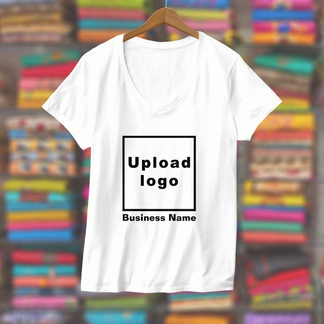 T-shirt Nom de l'entreprise et logo sur le V-Cou blanc fém (Women's V-neck white t-shirt with your business name and logo displayed in a store)