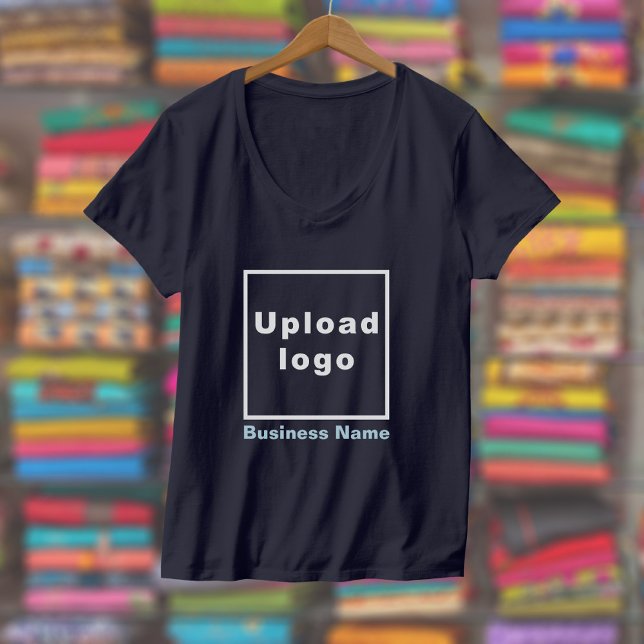 T-shirt Nom de l'entreprise et logo sur le V-Neck féminin  (Women's V-neck navy blue t-shirt with your business name and logo displayed in a store)