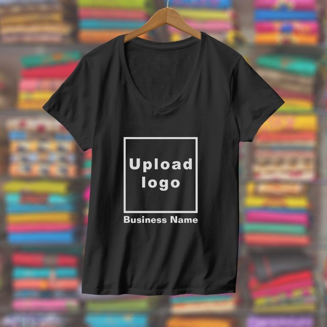T-shirt Nom de l'entreprise et logo sur le V-Neck noir fém (Women's V-neck black t-shirt with your business name and logo displayed in a store)
