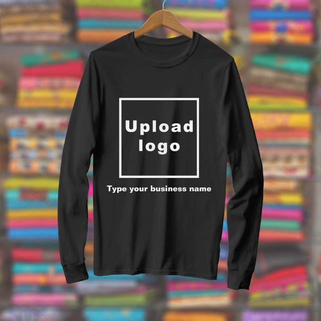 T-shirt Nom de l'entreprise et logo sur manche longue noir (Black long sleeve t-shirt with your business name and logo displayed in a store)
