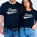 T-shirt Nom de l'équipe de famille personnalisée cool Logo<br><div class="desc">Célébrez votre famille avec cette chemise cool avec un logo de sports rétro comme "Team" avec une queue de bain. Personnalisez en ajoutant votre nom et votre année établie. Idéal pour les réunions de famille, les sorties, les événements sportifs en famille ou simplement pour vous montrer fier de votre "équipe"....</div>