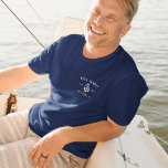 T-shirt Nom du bateau personnalisé | Ancre rustique<br><div class="desc">Montrez votre statut de capitaine (ou de premier partenaire) avec ce design personnalisé cool. Le style nautique classique présente votre nom de bateau,  votre année d'établissement et le registre du navire en lettres blanches rustiques avec une illustration d'ancre. Le design apparaît sur la poche avant et à l'arrière.</div>