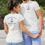 T-shirt Nom du capitaine et du bateau bleu marine<br><div class="desc">Le design personnalisé des t-shirts nautiques présente un design simple et élégant de style bleu marine côtier sur l'avant et l'arrière avec accent d'ancrage du bateau et message de bienvenue à bord sur le dos. Personnalisez le texte personnalisé avec le nom du bateau, du propriétaire / capitaine du bateau, de...</div>