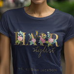 T-shirt Nom du coiffeur et logo typographique salon de coi<br><div class="desc">Coiffeur personnalisé / coiffeur nom de l'employé t-shirt avec logo de typographie florale rose et fausse feuille d'or.</div>