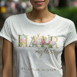 T-shirt Nom du coiffeur et logo typographique salon de coi<br><div class="desc">Coiffeur personnalisé / coiffeur nom de l'employé t-shirt avec logo de typographie florale rose et fausse feuille d'or.</div>