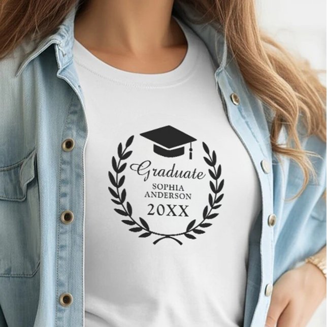 T-shirt Nom du diplômé personnalisé et couronne de laurier (Créateur téléchargé)
