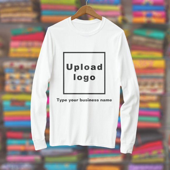 T-shirt Nom et logo de l'entreprise sur le manteau long bl (White long sleeve t-shirt with your business name and logo displayed in a store)