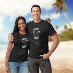 T-shirt Nom monogramme noir blanc de l'équipe de croisière<br><div class="desc">Un arrière - plan noir,  décoré avec un bateau de croisière et le texte : Croise Squad. Personnalisez et ajoutez vos initiales monographiques et votre nom complet.</div>