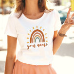T-shirt Nom personnalisé Boho Earth Tone Rainbow Sun<br><div class="desc">Le T-shirt Boho Earth Tone Rainbow Sun est un vêtement unique et élégant qui combine des éléments bohème et terreux avec un soleil arc-en-ciel éclatant. En plus du graphisme saisissant, le T-shirt peut également être customisé avec votre propre nom, ce qui en fait une pièce vraiment personnalisée. Le nom sera...</div>