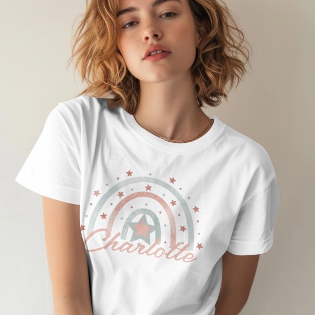 T-shirt Nom personnalisé Boho Rainbow (Personalized Name Boho Rainbow T-Shirt from Ricaso. Pink and green with your own name added)