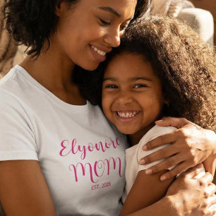 T-shirt Nom personnalisé écriture rose Maman établie 
