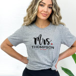 T-shirt Nom personnalisé Mme Bride Mariage<br><div class="desc">Nom personnalisé Mme Bride T-Shirt. Ajoutez votre nom et votre année de mariage sur ce t-shirt pour votre prochain mariage. Idéal pour la fête de Bachelorette,  la lune de miel et d'autres événements mariages. Utilisez le modèle Easy pour faire dire à votre chemise ce que vous voulez.</div>