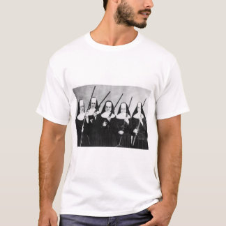 T-shirt Nonnes avec des armes à feu