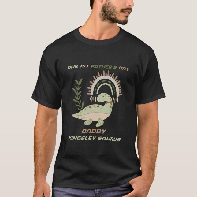 T-shirt Notre 1ère Fête des pères Papa Kingsley Saurus Din (Devant)