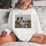 T-shirt Notre premier Noël en tant que M. et Mme Typograph<br><div class="desc">Célébrez votre première saison de vacances avec notre premier Noël en tant que Monsieur et Madame Typographie Photo T-Shirt. Ce design élégant et classique présente une typographie épurée et minimale avec un script manuscrit qui capture l'essence de votre premier Noël en couple marié. Avec l’option de customiser la chemise avec...</div>
