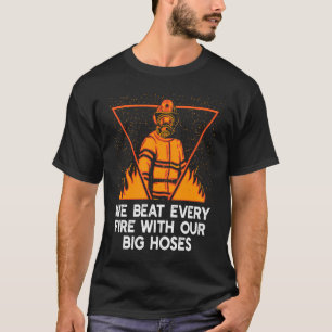 T-shirt Nous battons le feu avec nos grands tuyaux Pompier