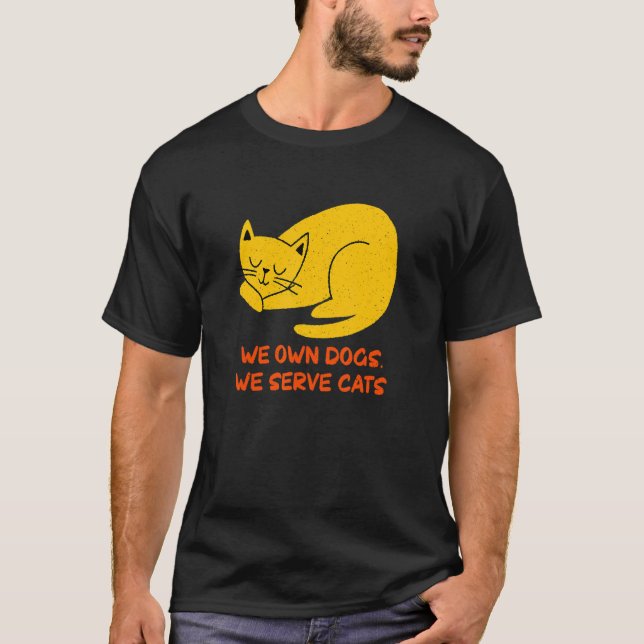 T-shirt Nous Possédons des Chiens Nous Servons des Chats D (Devant)